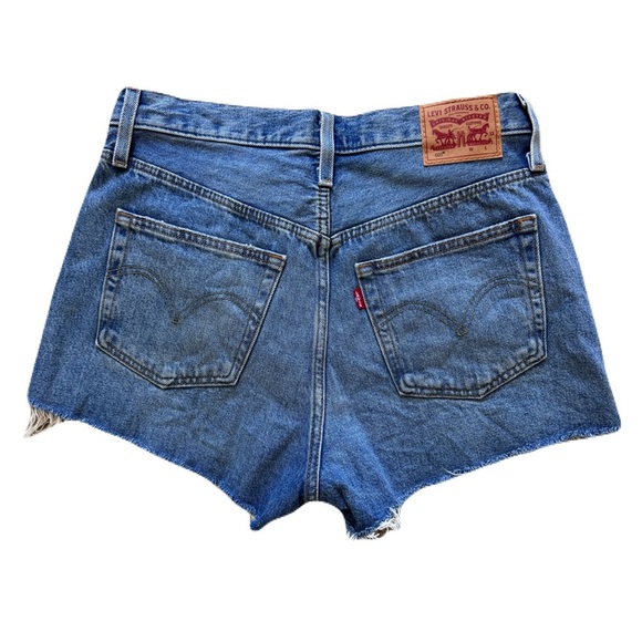 NWOT Women's Levi's 501 Classic Blue Distressed Denim Shorts Jeans Size 30 - Picture 2 of 7